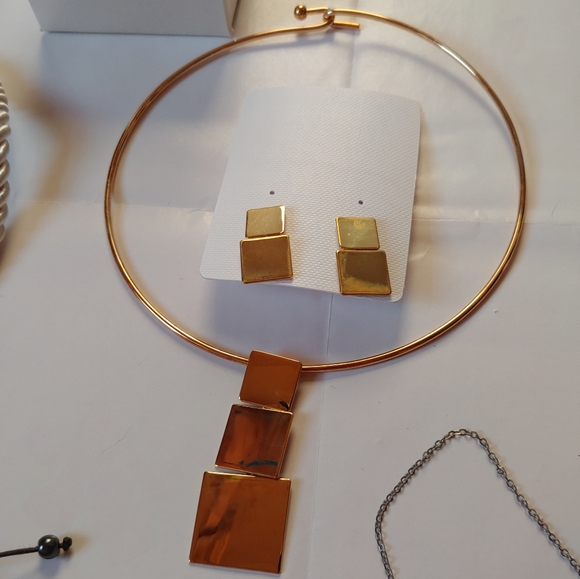 BUNDLE WITH 2 AVON Necklaces and some unbranded jewelry - Picture 7 of 15